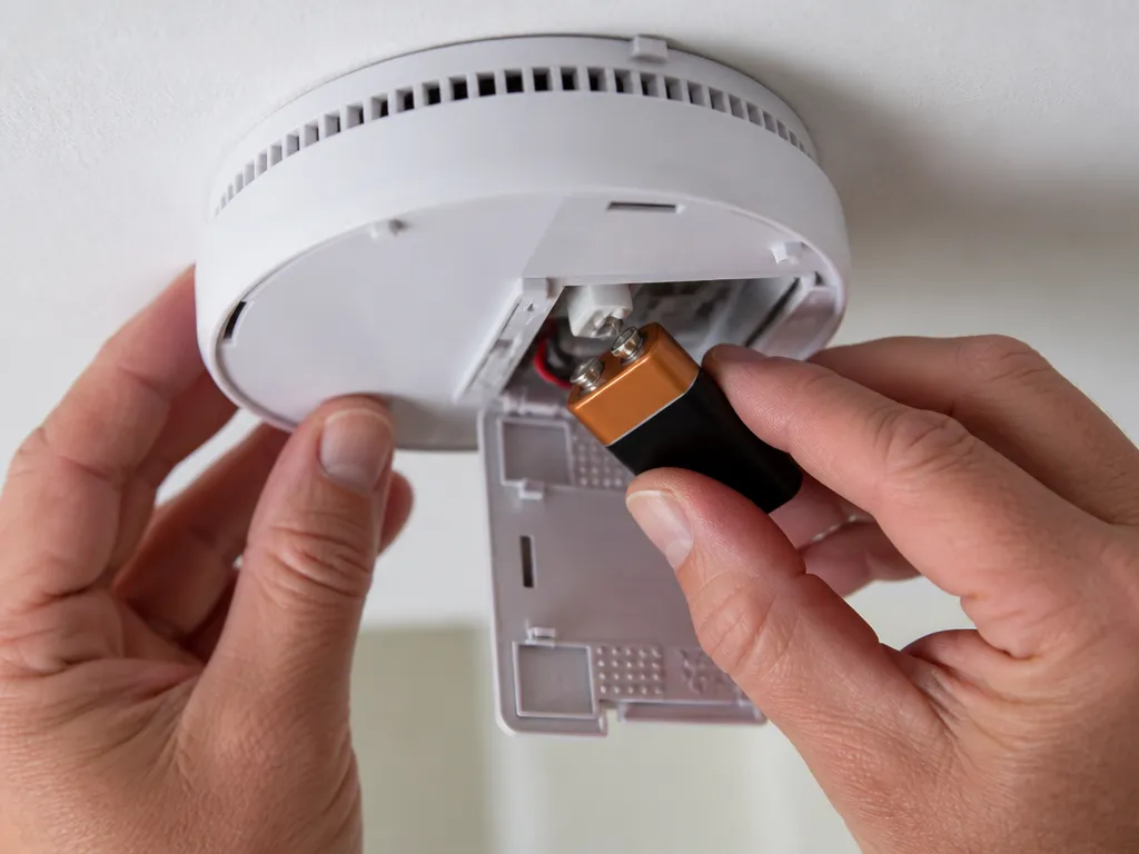 How To Replace Smoke Alarm Batteries - how long do smoke alarm batteries last?
